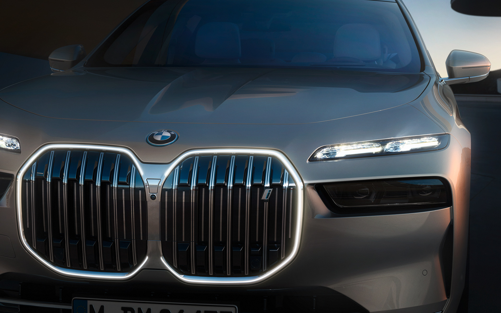 BMW i7 Sedan G70, Dış tasarım, BMW "Iconic Glow" Böbrek Izgaraları, Aydınlatması açık halde