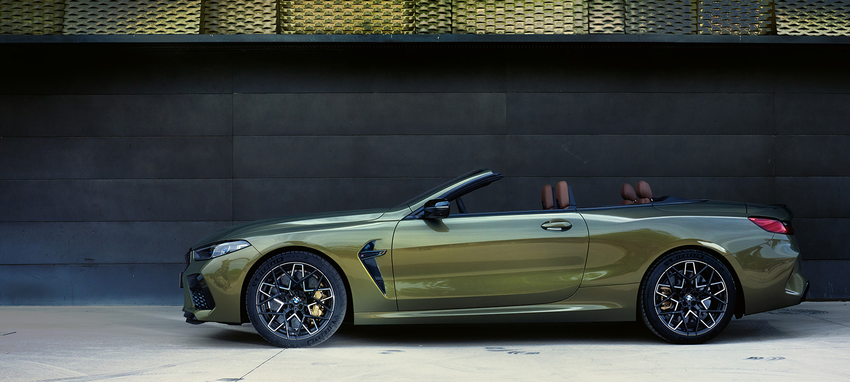 Yeni BMW M8 Competition Cabrio F91 BMW Individual Metalik Pirinç/Brass, kapısı açık ve kadın model ile yandan görünüm