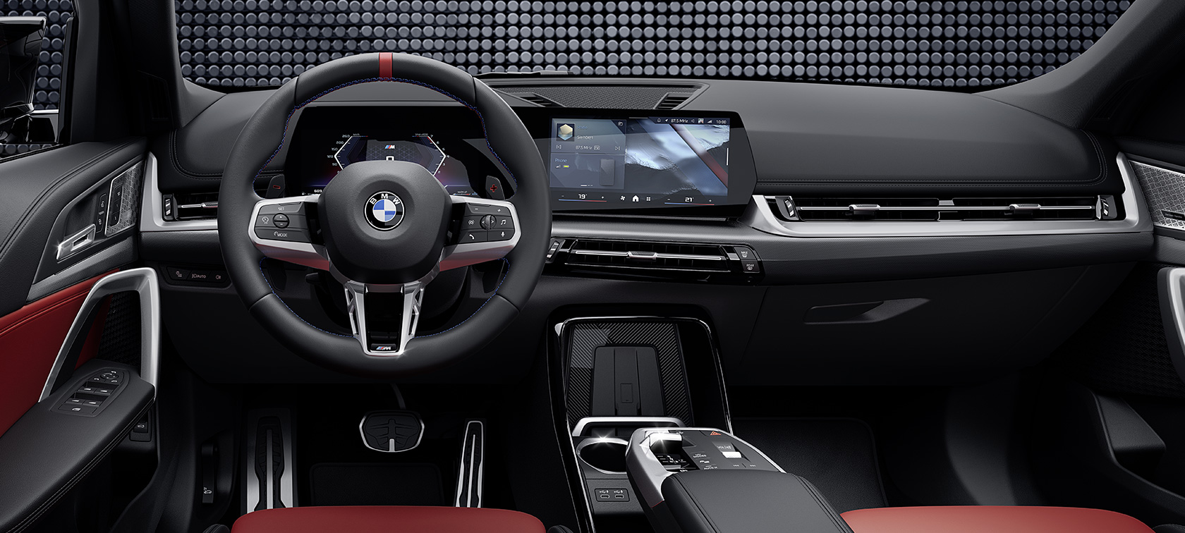 Yeni BMW X1 M35i xDrive İç tasarımda direksiyon ve ekran detayı