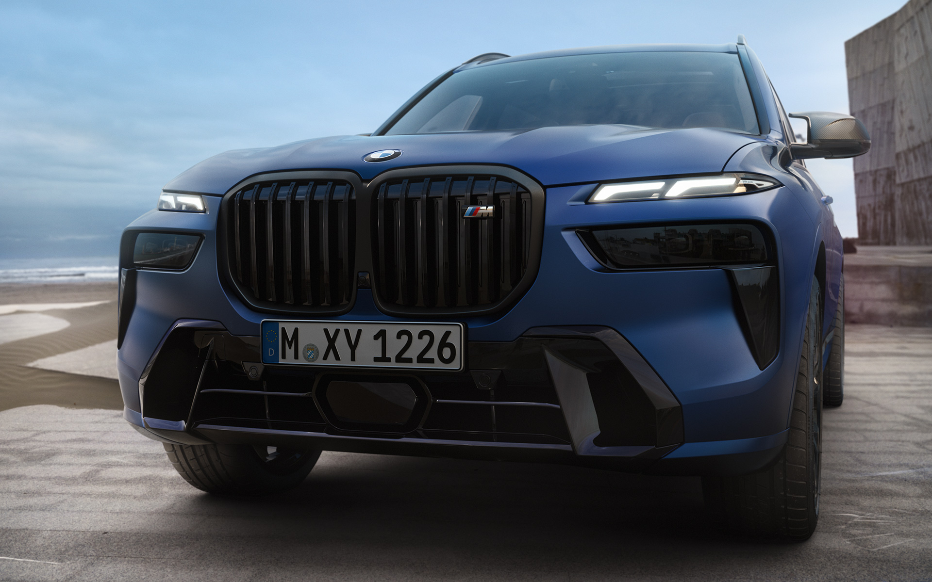 Ön tasarım, BMW X7 M60i G07 LCI, Metalik Mat Mavi/Marina Bay, hareketsiz halde yakın plan görünüm