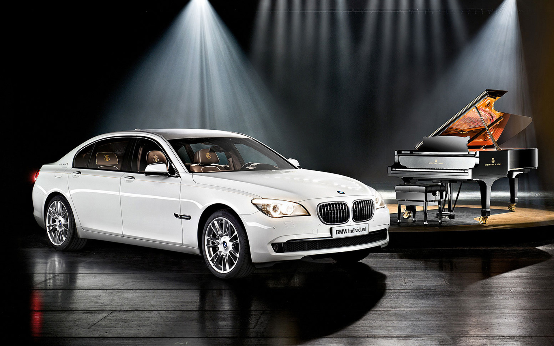 Steinway & Sons’tan ilham alan BMW Individual 7 Serisi Composition F01, bir piyanonun önünde yan çaprazdan görünüm