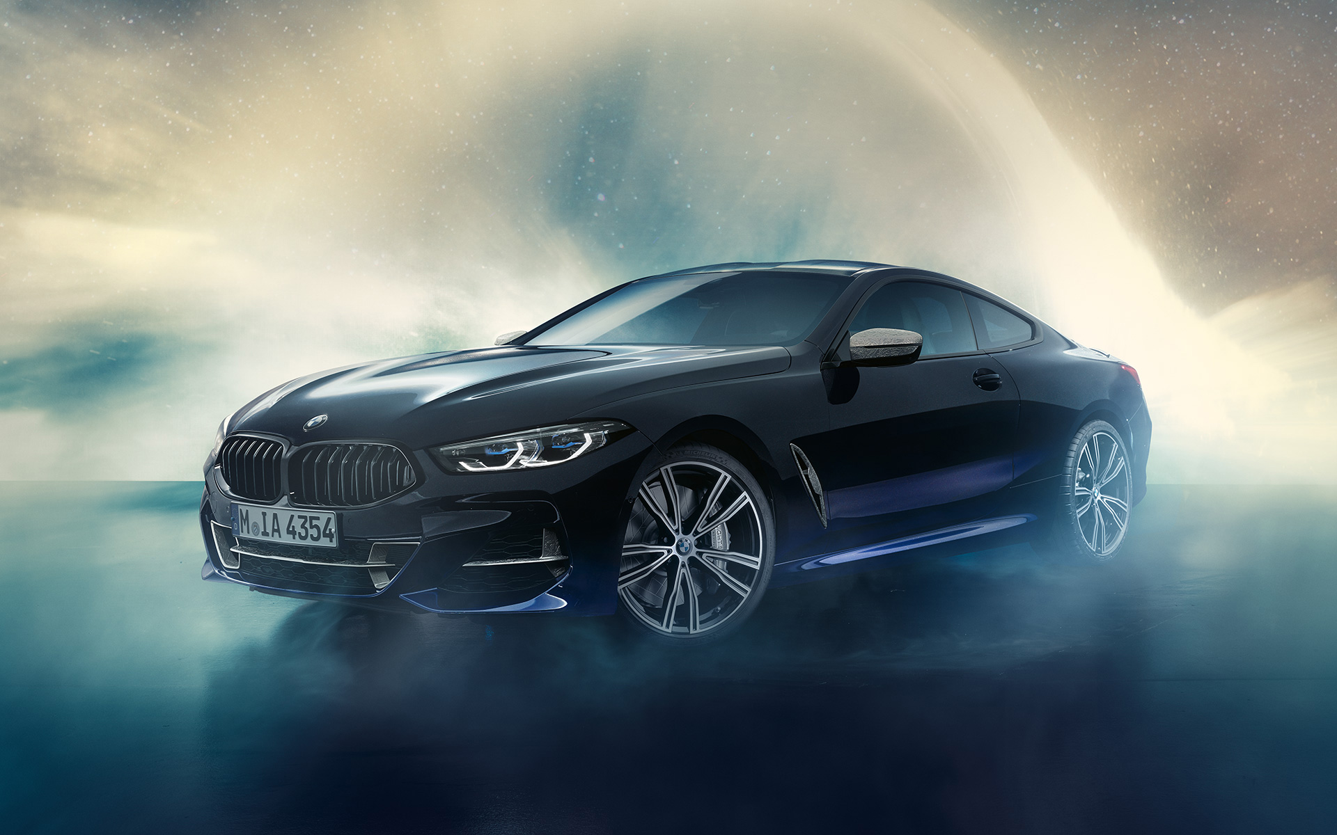 BMW Individual M850i NIGHT SKY G15, meteor yağmurunun önünde ön çaprazdan görünüm