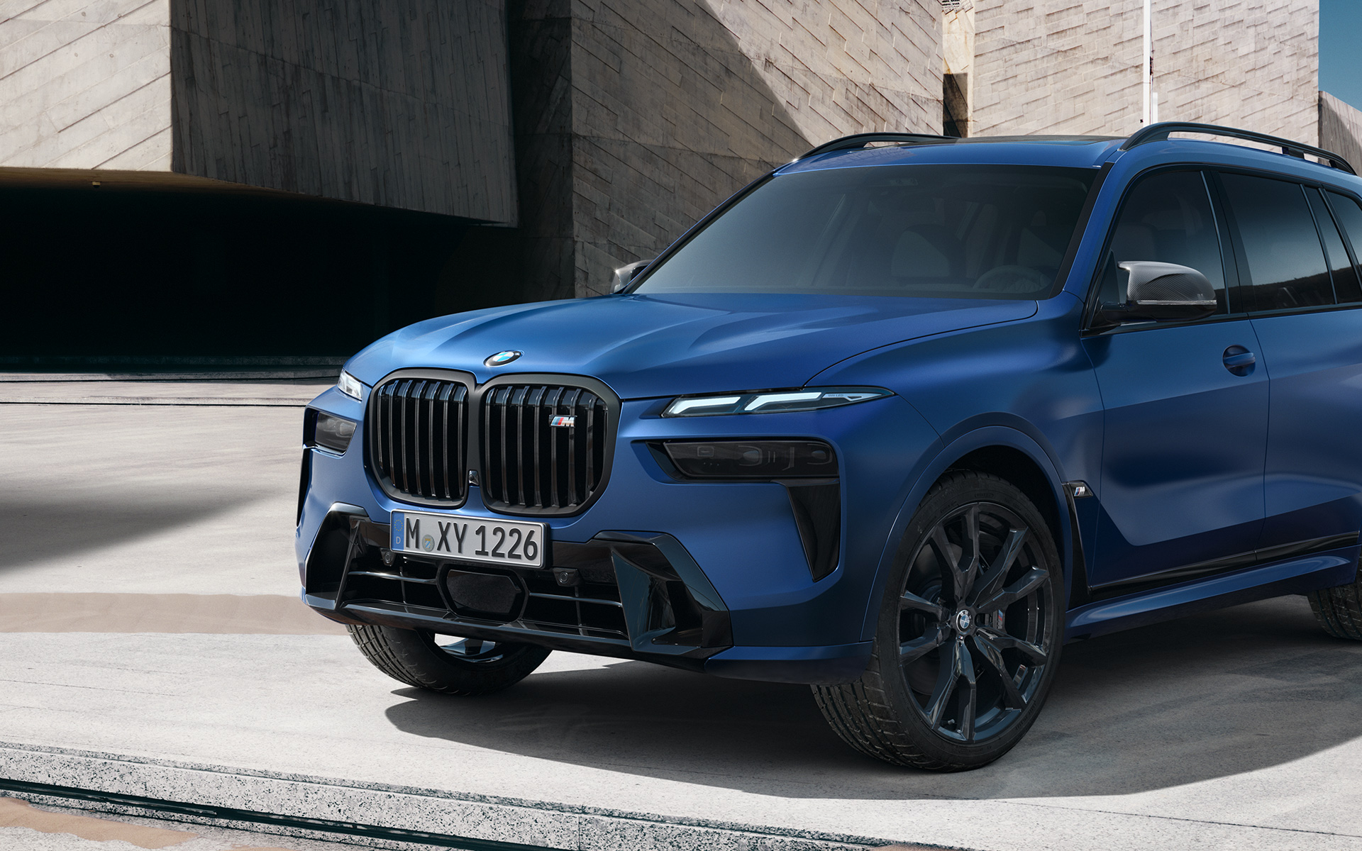 BMW X7 M60i xDrive G07 LCI BMW Individual Metalik Mavi/Frozen Marina Bay hareketsiz halde kısmen çapraz yandan görünüm